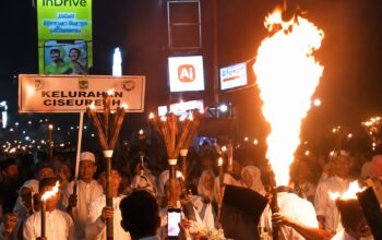 Atraksi Sembur Api Berujung Petaka, Peserta Pawai Obor 1 Muharam di Purwakarta Alami Luka Bakar