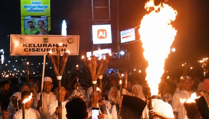 Atraksi Sembur Api Berujung Petaka, Peserta Pawai Obor 1 Muharam di Purwakarta Alami Luka Bakar