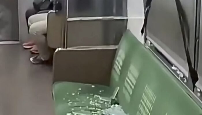 Kaca Jendela Pecah Dihantam Batu, Penumpang KRL Alami Luka-Luka
