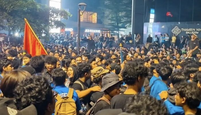 Mahasiswa Jabodetabek Bertahan Hingga Jumat Malam di Dukuh Atas, Desak 5 Tuntutan ke Pemerintah