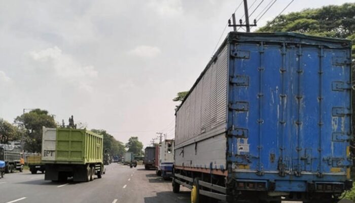 Dishub Karawang Ambil Tindakan Tegas, Bus dan Truk Parkir Liar Langsung Ditilang!m