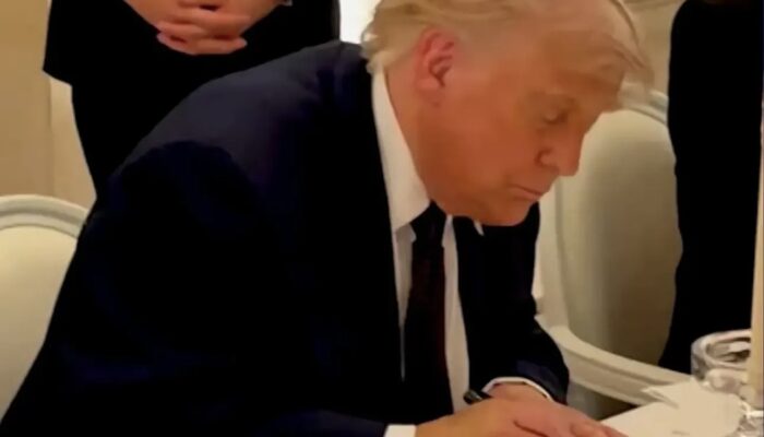 Sah! Trump dan Pezeshkian Tanda Tangani Kesepakatan Damai, Akhiri Perang Timur Tengah