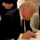 Sah! Trump dan Pezeshkian Tanda Tangani Kesepakatan Damai, Akhiri Perang Timur Tengah