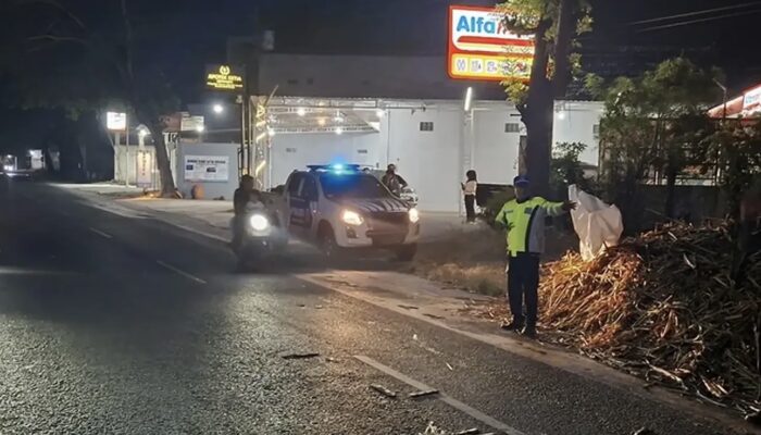 Nahas! Truk Isuzu Terguling dan Menimpa Pengendara Motor di Pati hingga Tewas