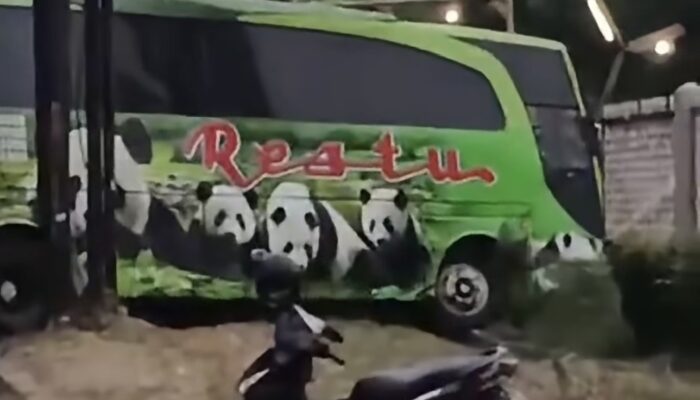 Dump Truk dan Bus Panda Terlibat Kecelakaan di Bundaran Pancawati Karawang