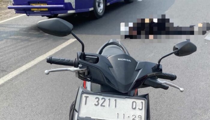 Diduga Tersenggol Mobil dari Lawan Arah, Pengendara Motor Terkapar di Jalan Raya Pangulah Cikampek