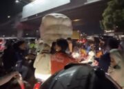 Dua Kereta Melintas Berurutan, Arus Lalu Lintas dari Arah Sukaseuri Menuju Flyover Cikampek Macet Total