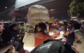 Dua Kereta Melintas Berurutan, Arus Lalu Lintas dari Arah Sukaseuri Menuju Flyover Cikampek Macet Total