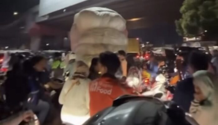 Dua Kereta Melintas Berurutan, Arus Lalu Lintas dari Arah Sukaseuri Menuju Flyover Cikampek Macet Total
