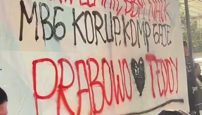 Aksi Demo AMPERA di Bundaran Mega M Karawang, Massa Bakar Ban dan Blokade Jalan