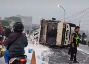 Nahas! Truk Bermuatan Cat Terguling di Jalan Interchange Karawang Barat