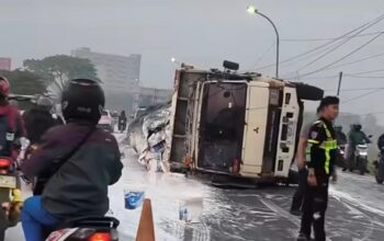 Nahas! Truk Bermuatan Cat Terguling di Jalan Interchange Karawang Barat