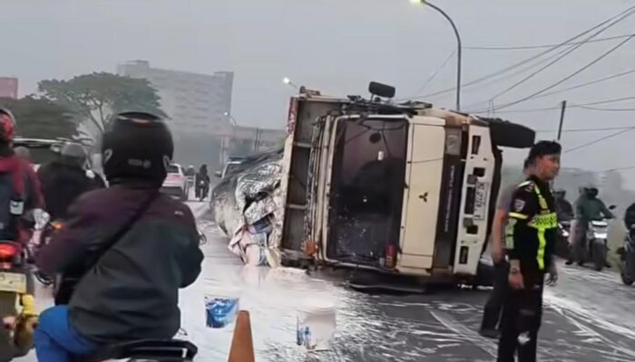 Nahas! Truk Bermuatan Cat Terguling di Jalan Interchange Karawang Barat