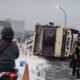 Nahas! Truk Bermuatan Cat Terguling di Jalan Interchange Karawang Barat