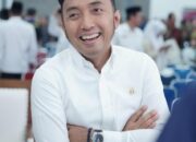 Luar Biasa! Wakil Ketua DPRD Karawang Bagikan 300 Paket Buku Tulis Gratis untuk Siswa SMPN