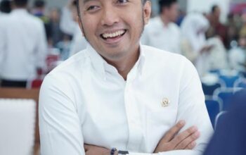 Luar Biasa! Wakil Ketua DPRD Karawang Bagikan 300 Paket Buku Tulis Gratis untuk Siswa SMPN
