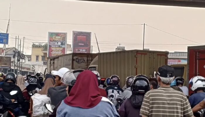Perlintasan Flyover Cikampek Kembali Macet, Masyarakat Minta Underpass Segera Dibangun