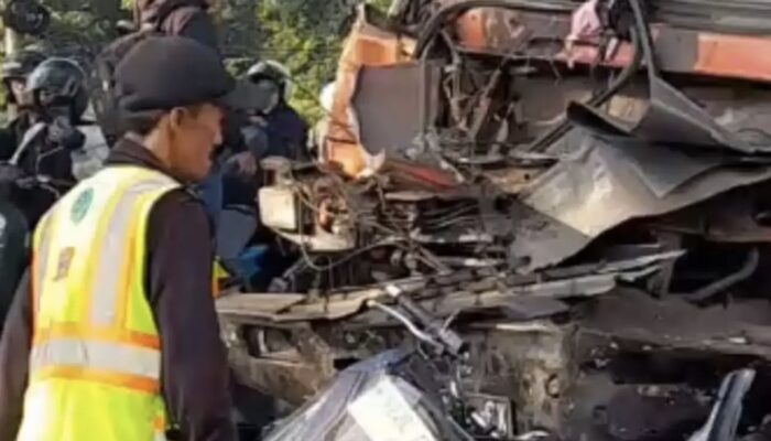 Truk Kontainer Tabrak 5 Motor di Pasuruan, 3 Orang Tewas dan 6 Terluka