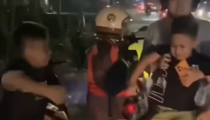 Jalan Licin Usai Truk Cat Terguling, Sejumlah Pengendara Motor Terjatuh di Jalan Interchange Karawang Barat