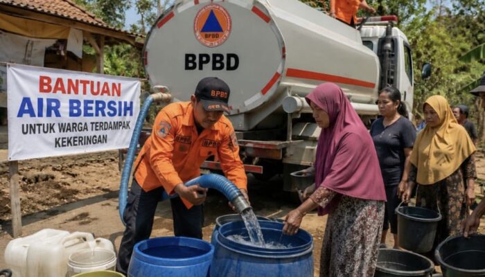 BPBD Karawang Salurkan 75 Ribu Liter Air Bersih untuk 3 Desa Terdampak Kemarau