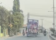 Viral! Truk Colt Diesel Oleng di Jalan Raya Balonggandu Menuju Cikampek