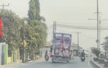 Viral! Truk Colt Diesel Oleng di Jalan Raya Balonggandu Menuju Cikampek
