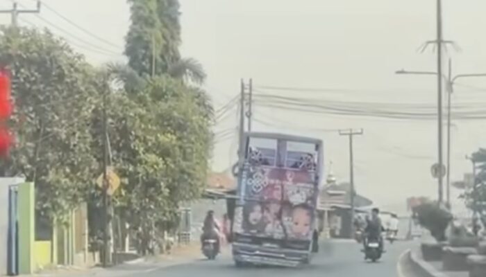 Viral! Truk Colt Diesel Oleng di Jalan Raya Balonggandu Menuju Cikampek