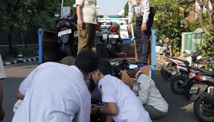 Pemkot Jaksel Derek Motor ASN yang Langgar Hari Naik Transportasi Umum