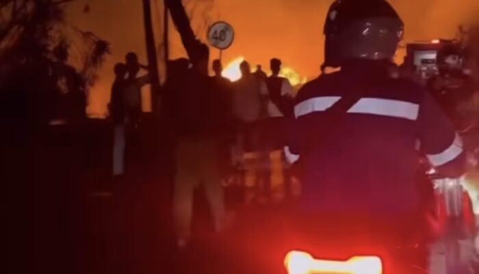 Kebakaran Hebat Hanguskan Lapak Kayu di Kedungwaringin, Lalu Lintas Tersendat