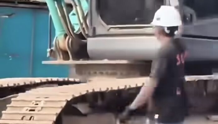 Pria Asing Naik Excavator Saat Penertiban di Cikampek, Ini Tanggapan Camat