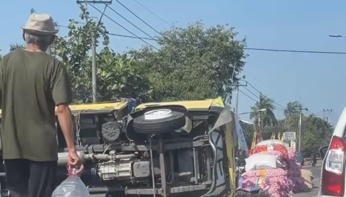 Truk Pengangkut Bawang Terguling di Dekat Polsek Patokbeusi, Arus Pantura Sempat Terganggu
