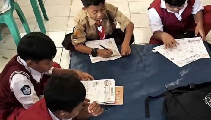 Memprihatinkan! SDN Kalibuaya 1 Karawang Rusak, Siswa Terpaksa Belajar di Atas Matras