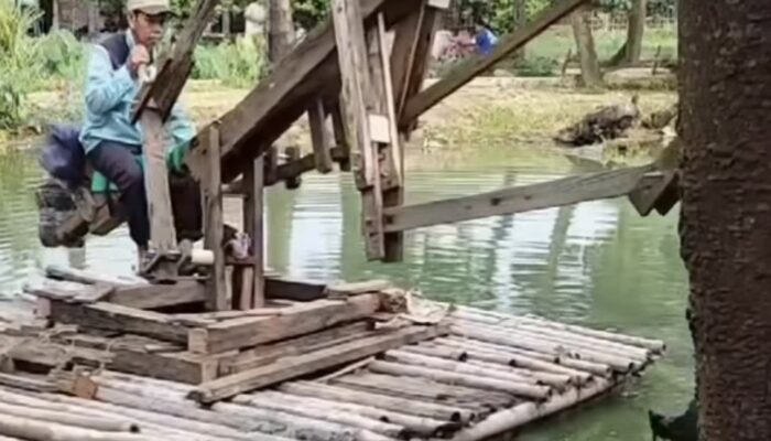 Kreatif! Pria Asal Cikampek Ciptakan Ekskavator Mini dari Kayu