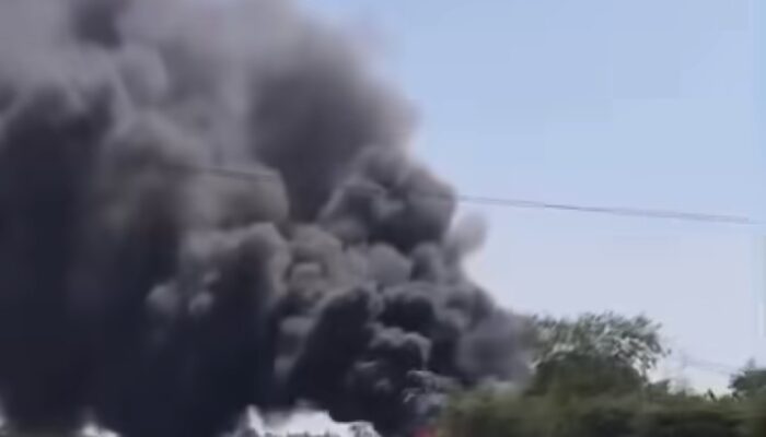 Geger! Gudang Limbah Tak Beroperasi di Purwasari Karawang Terbakar
