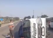 Diduga Pecah Ban, Mobil Terguling di Jalur 2 Tol Japek KM 51