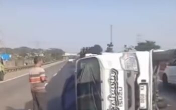 Diduga Pecah Ban, Mobil Terguling di Jalur 2 Tol Japek KM 51