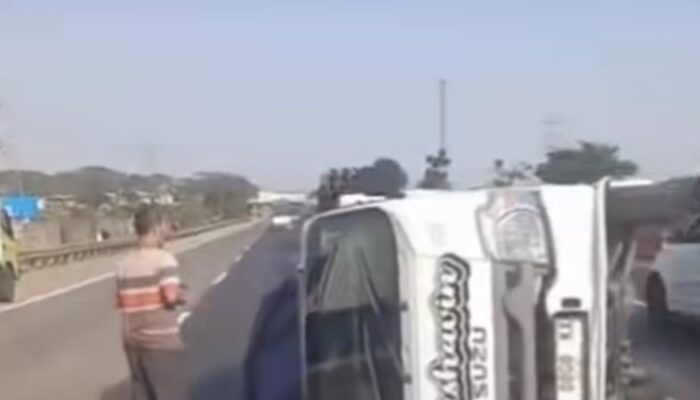 Diduga Pecah Ban, Mobil Terguling di Jalur 2 Tol Japek KM 51
