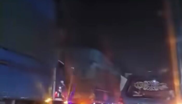 Truk Berjejer di Jalan Jatisari, Warga Soroti Kondisi yang Ganggu Lalu Lintas