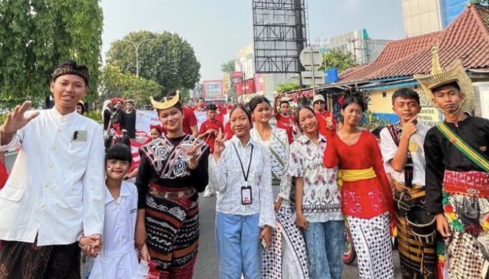 Meriahkan HUT RI ke-81, Warga Dipo Timur Karawang Tampilkan Beragam Pakaian Adat Nusantara