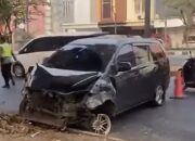 Diduga Hilang Kendali, Mobil Tabrak Pohon di Depan RSUD Karawang