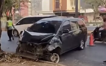 Diduga Hilang Kendali, Mobil Tabrak Pohon di Depan RSUD Karawang