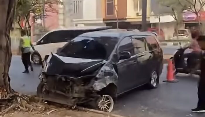 Diduga Hilang Kendali, Mobil Tabrak Pohon di Depan RSUD Karawang