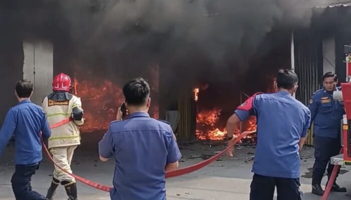 Toko Helm di Jalan Pasundan Karawang Terbakar, Berikut Kronologinya
