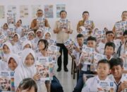Salut! Bupati Aep Bagikan Modul Pembelajaran Gratis ke Siswa SD dan SMP di Karawang