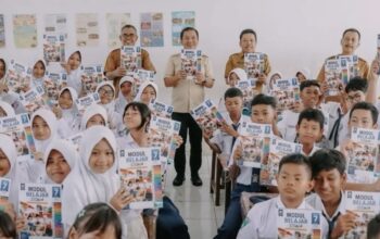 Salut! Bupati Aep Bagikan Modul Pembelajaran Gratis ke Siswa SD dan SMP di Karawang