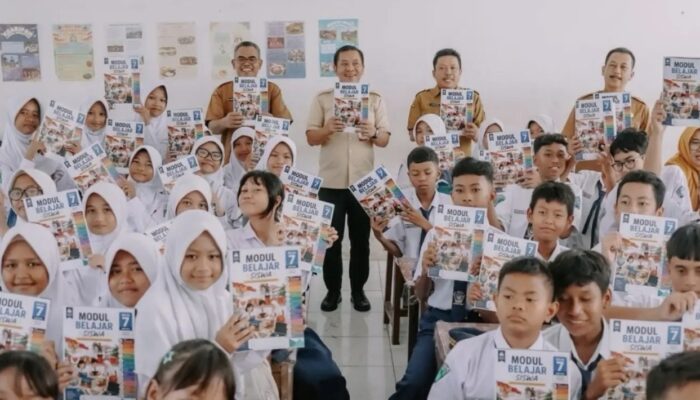Salut! Bupati Aep Bagikan Modul Pembelajaran Gratis ke Siswa SD dan SMP di Karawang