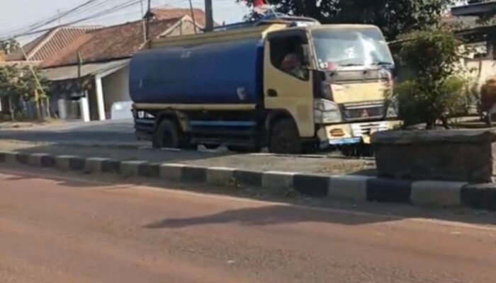 Kotor dan Mengganggu, Ceceran Tanah di Jalan Raya Purwasari Karawang Dikeluhkan Pengendara