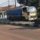 Kotor dan Mengganggu, Ceceran Tanah di Jalan Raya Purwasari Karawang Dikeluhkan Pengendara