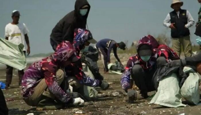 Tumpahan Diduga Minyak Mentah Cemari Pesisir Karawang, 2 Ton Material Berhasil Diangkat