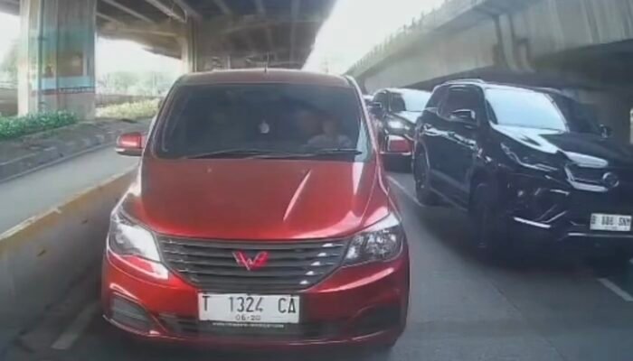 Waspada! Dua Pria Nekat Jambret HP Pengendara Mobil di Sunter